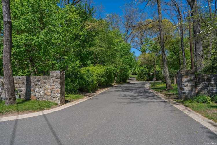 10 Stone Gate Ln Old Brookville, NY 11545