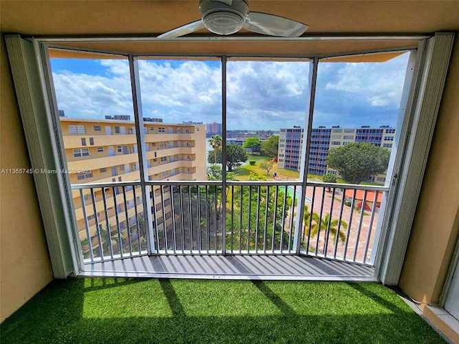 1750 NE 191st St #821-3 Miami, FL 33179