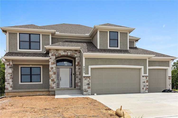 7075 NW Forest Lakes Dr Parkville, MO 64152