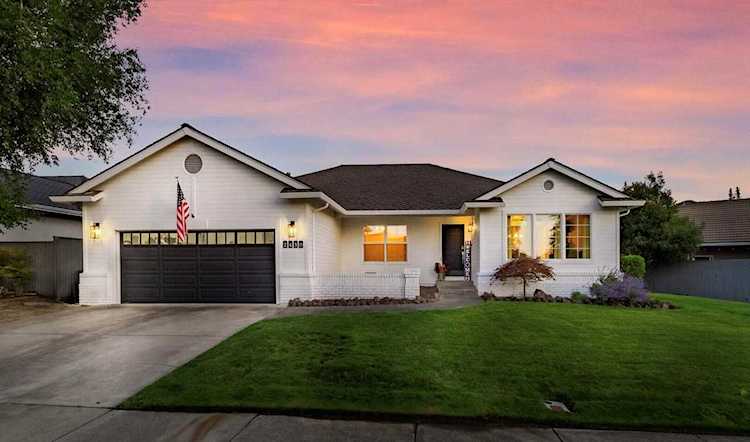 2430 Greenridge Dr Brookdale Meadows Subdivision Unit 1 Medford Jackson OR 97504 Photo 1