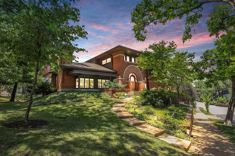 8191 Stratford Dr Clayton, MO 63105