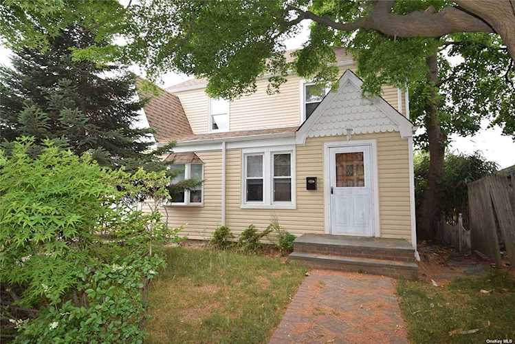 7 Van Nostrand Ct Little Neck, NY 11362