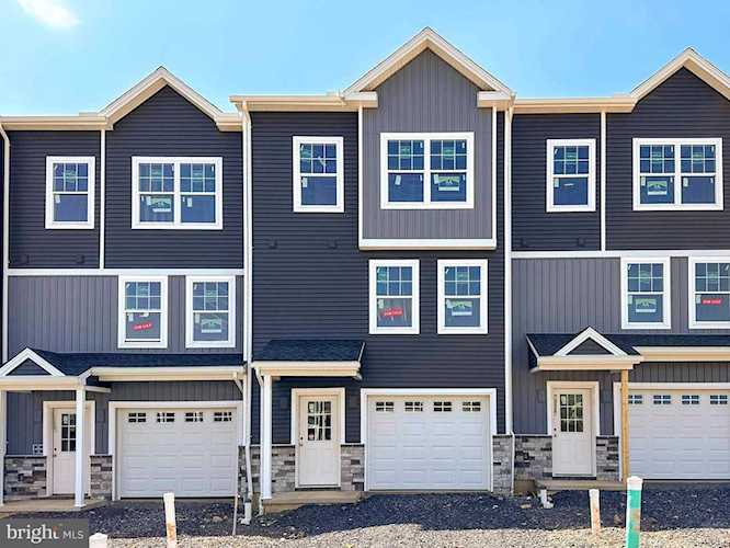 118 Highpoint Park Dr Pleasant Gap, PA 16823