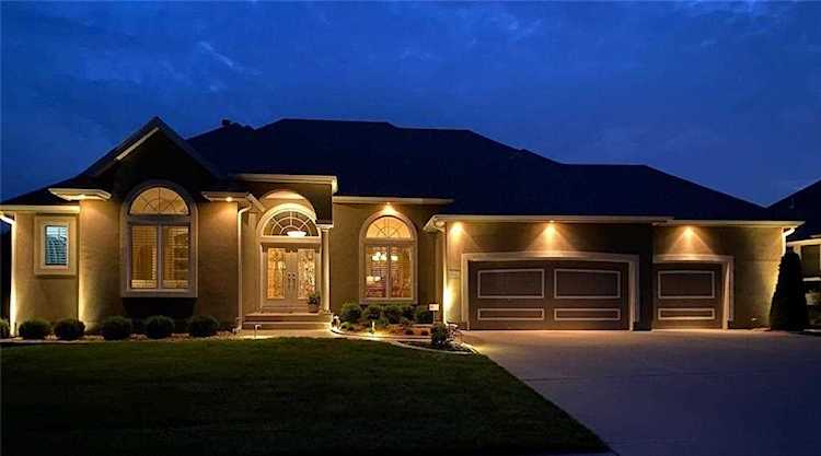 2421 NE Willow Creek Ln Lee's Summit, MO 64086