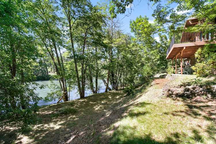 2231 Old Ferry Rd Shady Cove, OR 97539
