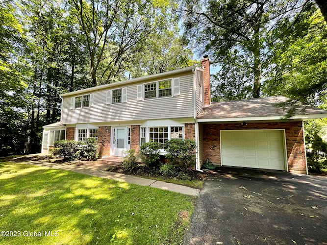 84 Birchwood Ln Colonie, NY 12309