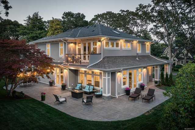 3350 Weald Rd Oak Bay, BC V8R 6E3