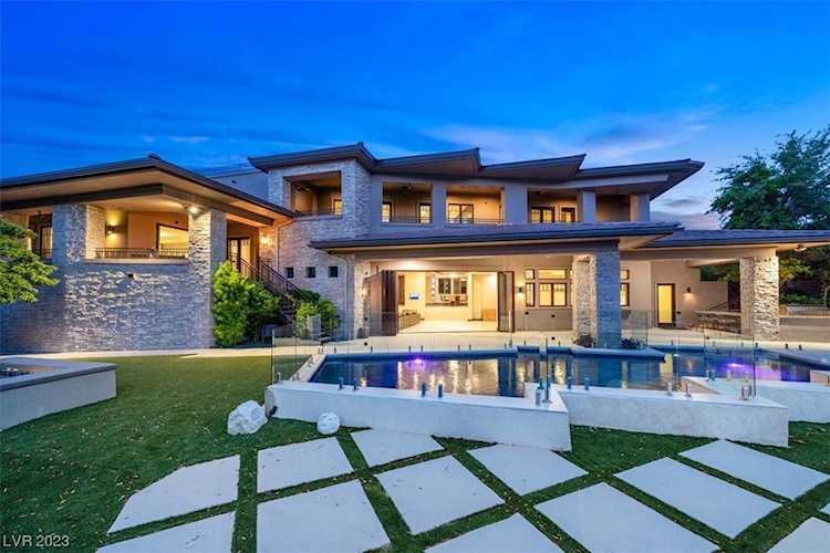 14 Promontory Ridge Dr Las Vegas, NV 89135