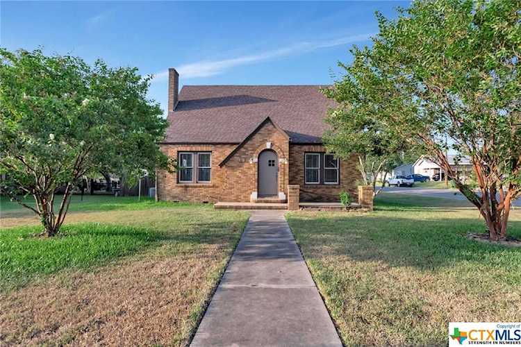 806 E Main St Cuero, TX 77954