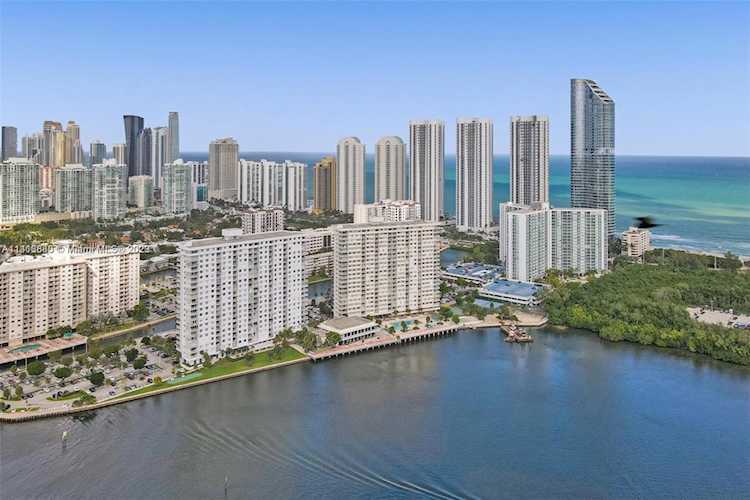 100 Bayview Dr #425 Sunny Isles Beach, FL 33160