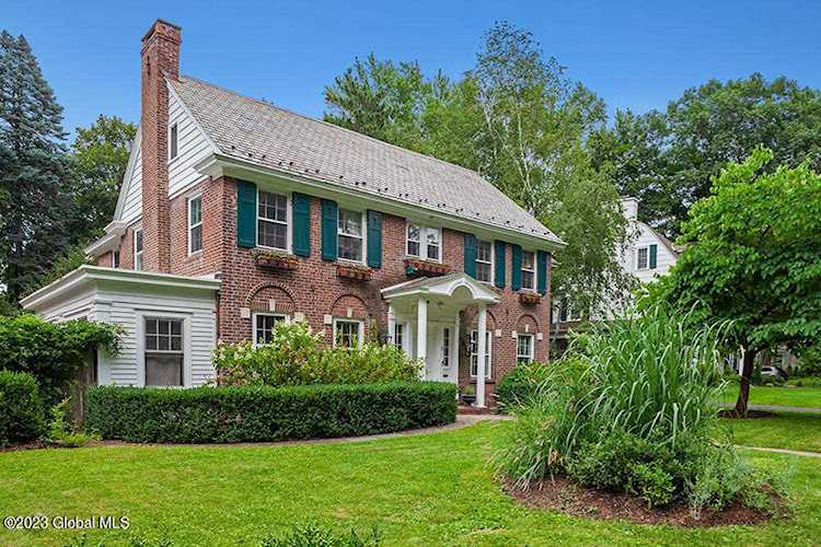 5 Westover Rd Troy, NY 12180