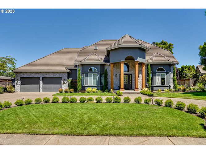 938 Mckenzie Crest DR in Springfield, OR Photo 1