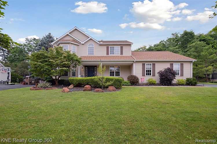 4080 Forest Edge Dr in Commerce Twp, MI Photo 1