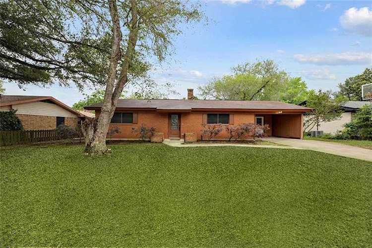 216 Parkview DR Luling, TX 78648