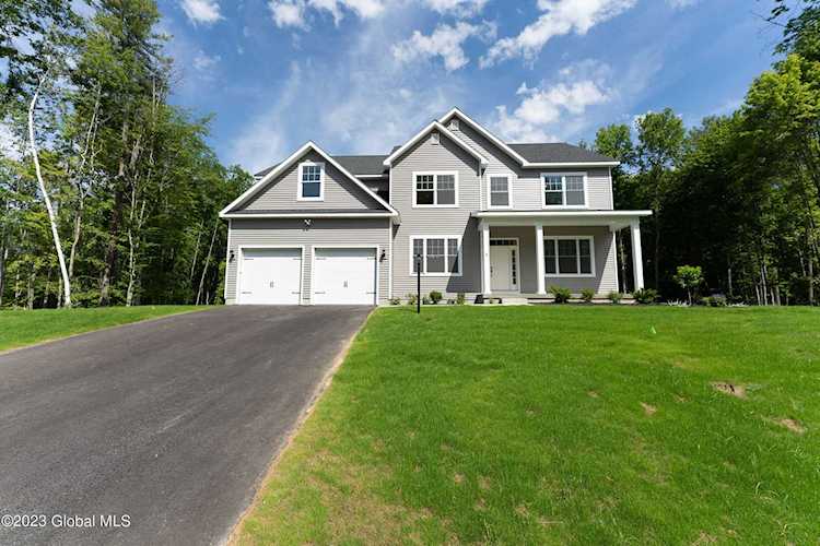 11 Aspen Dr Ballston Lake, NY 12019