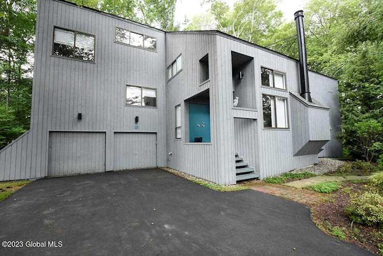 18 Wilshire Dr Delmar, NY 12054