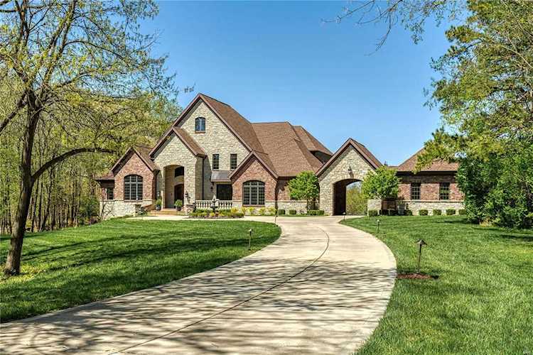 18 Vandiver Ln Town And Country, MO 63131