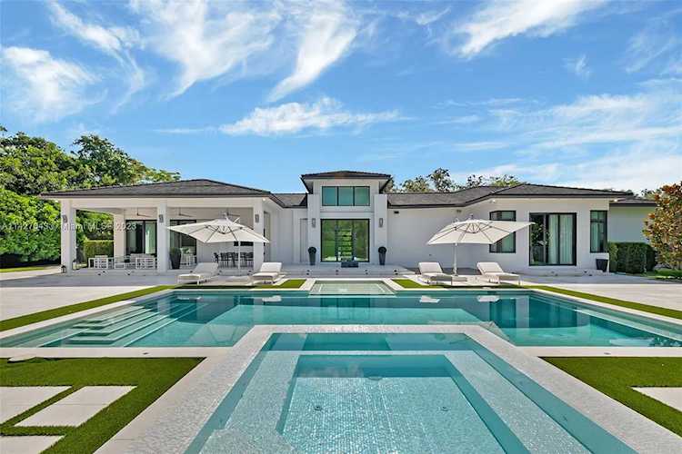 9880 SW 87th Ave Miami, FL 33176