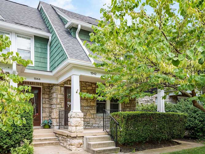 For Sale: $325,000 A condo for sale for sale at 1842 W 5th Avenue Columbus, OH 43212 - Franklin. MLS 223025141 - Charming & adorable end-unit condo located in perfect Grandview area location (& UA Schools)... Photo 1