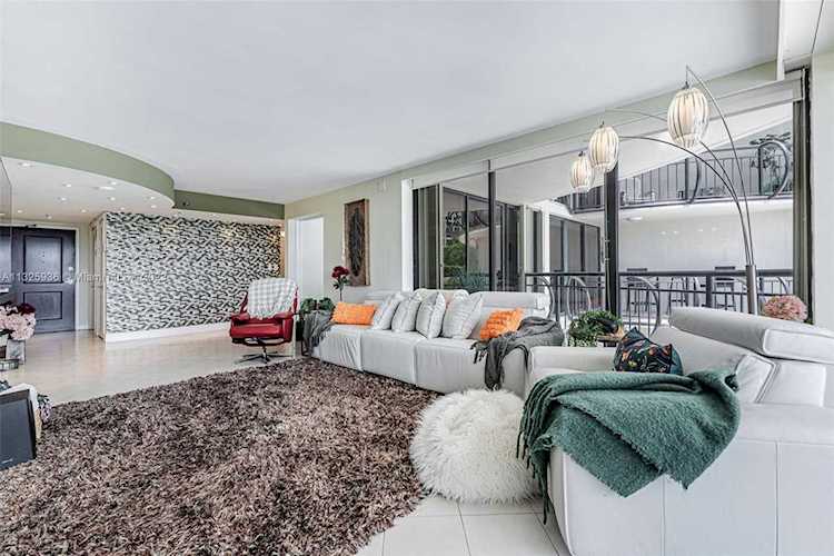 2843 S Bayshore Dr #4E Miami, FL 33133