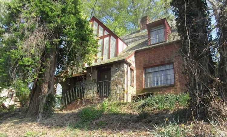 242-26 Rushmore Ave Little Neck, NY 11362