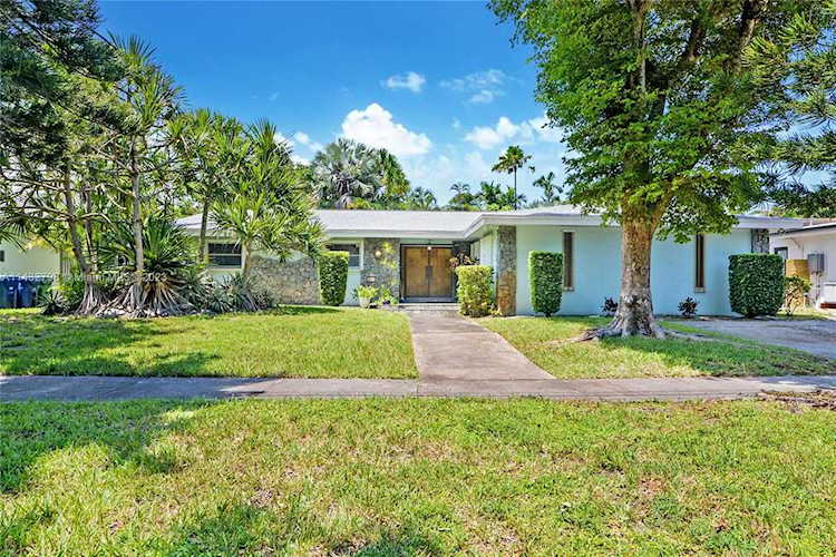 2451 NE 199th St Miami, FL 33180
