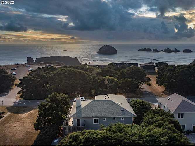 2099 Beach Loop DR Bandon, OR 97411