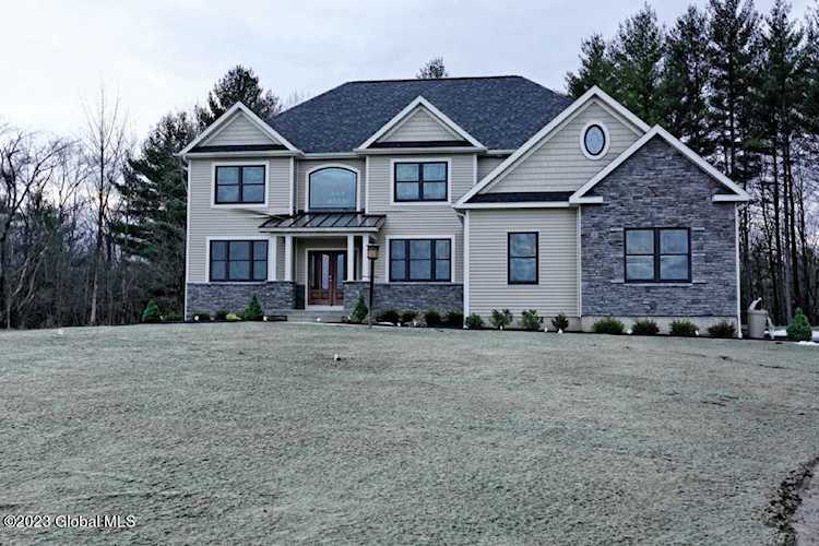 5 Royal Ct Cohoes, NY 12047