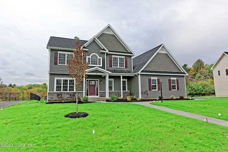6 Royal Ct Cohoes, NY 12047