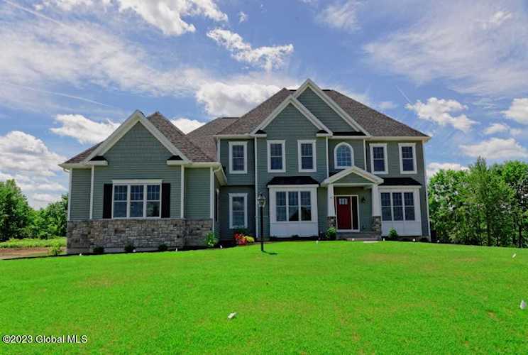 7 Royal Ct Cohoes, NY 12047