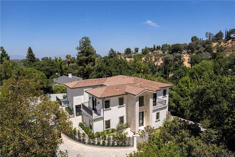 4351 Vanalden Ave Tarzana, CA 91356