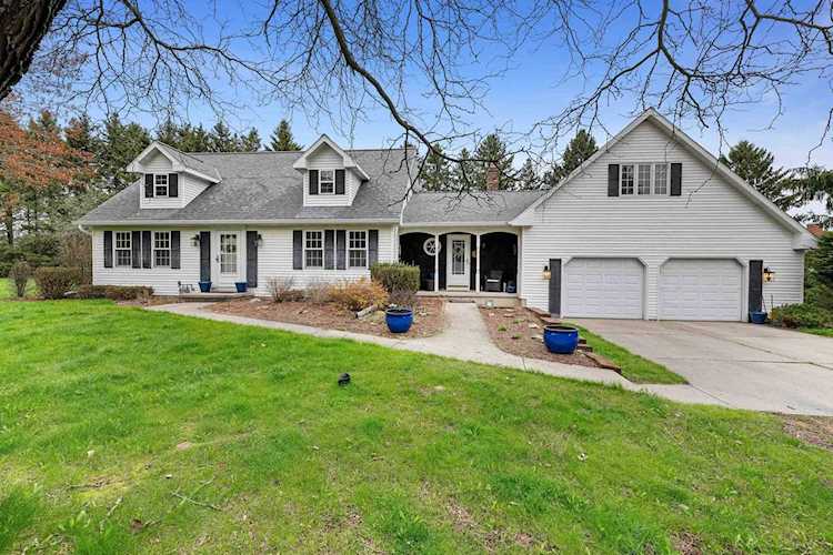 4313 Hillcrest Dr Oneida, Village of Hobart, WI 54155-9110