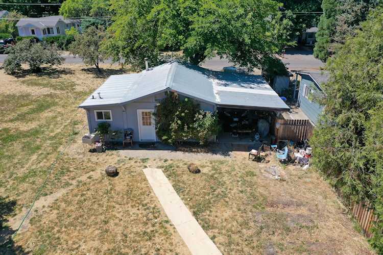 309 S 1st St Talent, OR 97540