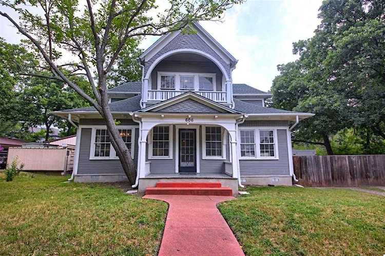 606 W 6th ST Taylor, TX 76574