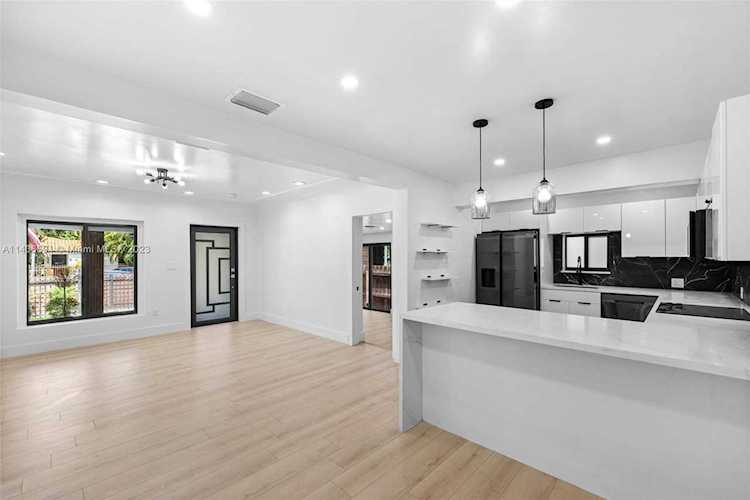 1035 NW 11th Ave Miami, FL 33136