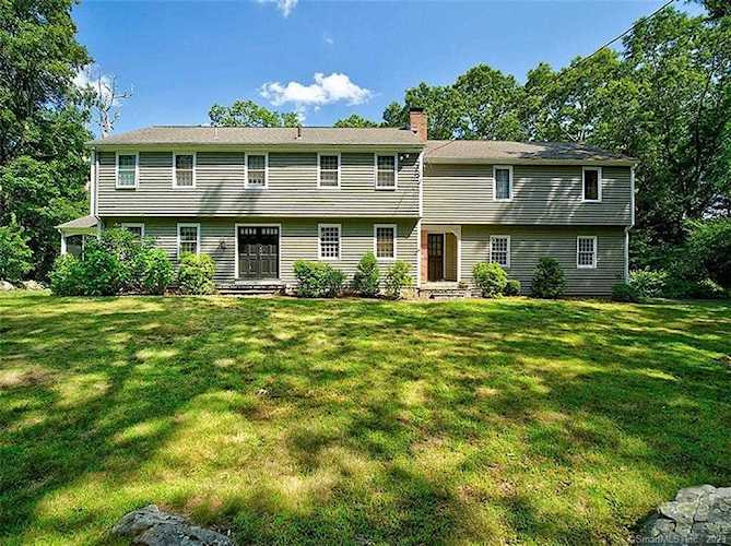 12 Bishop Dr Woodbridge, CT 06525