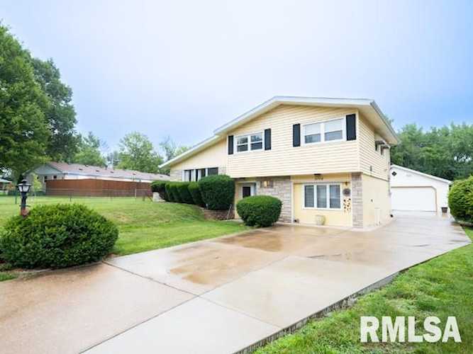 2712 W Castle Ct Peoria, IL 61614