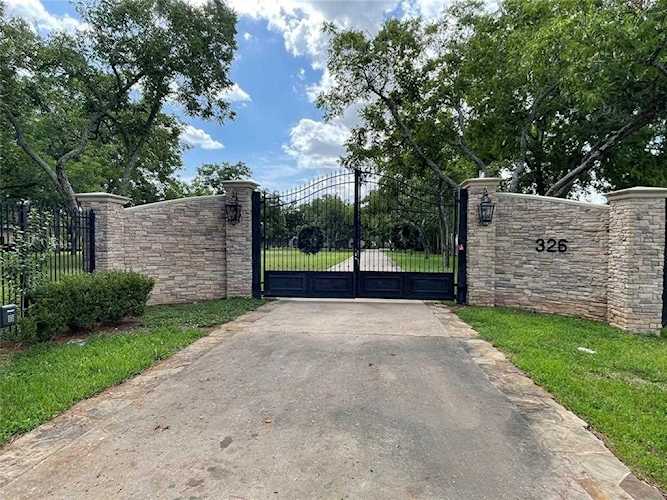 326 W Alkire Lake Dr Sugar Land, TX 77478