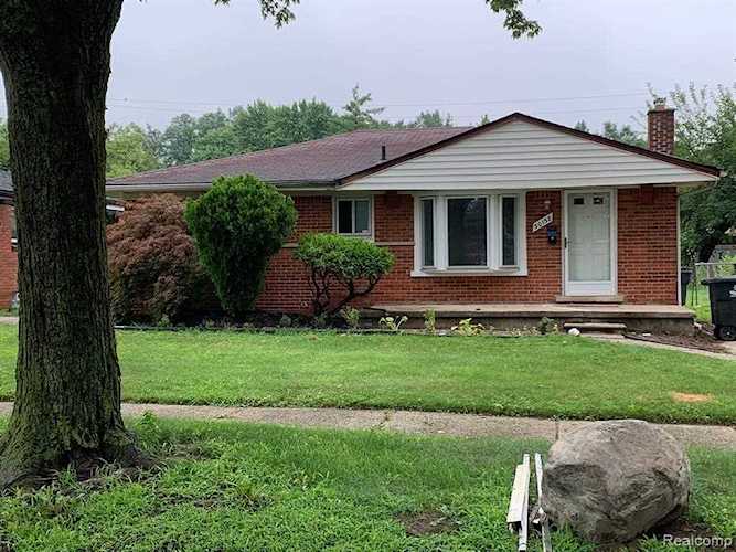 30138 Matthew St Westland, MI 48186 home for sale, MLS#20230069211 | Dwellings Michigan Real Estate Photo 1