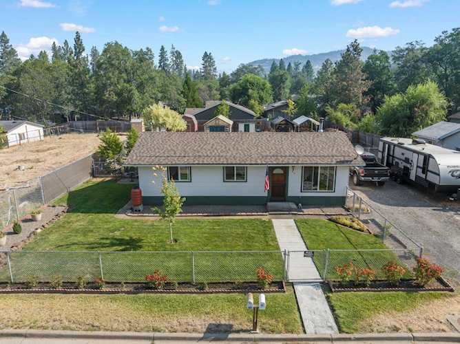 84 Cedar St Shady Cove, OR 97539