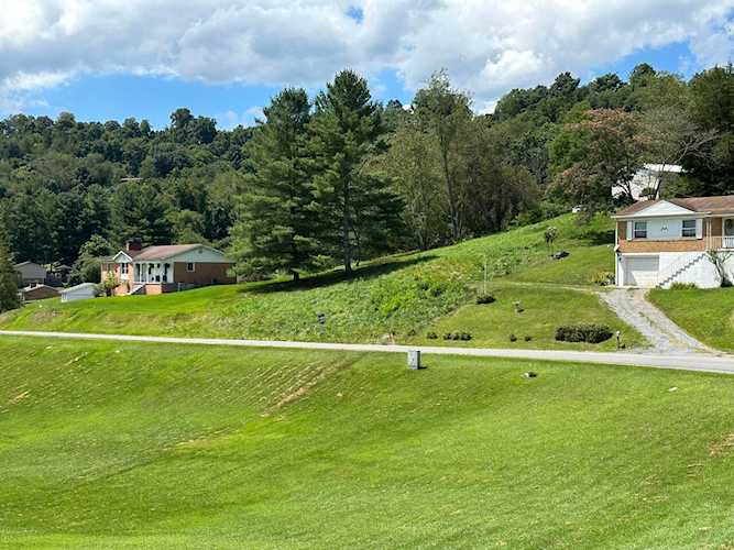182 Valley Dr Ronceverte, WV 24970
