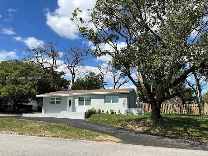 3301 N 72nd Way Hollywood, FL 33024