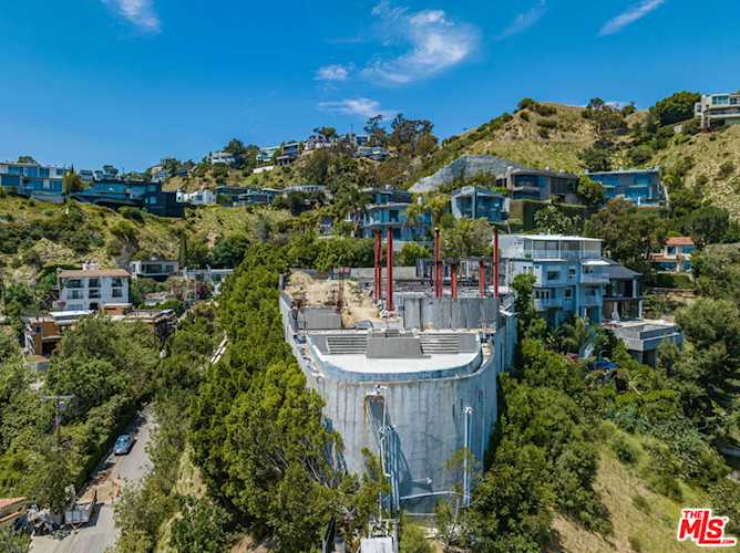 1753 Viewmont Dr Los Angeles, CA 90069