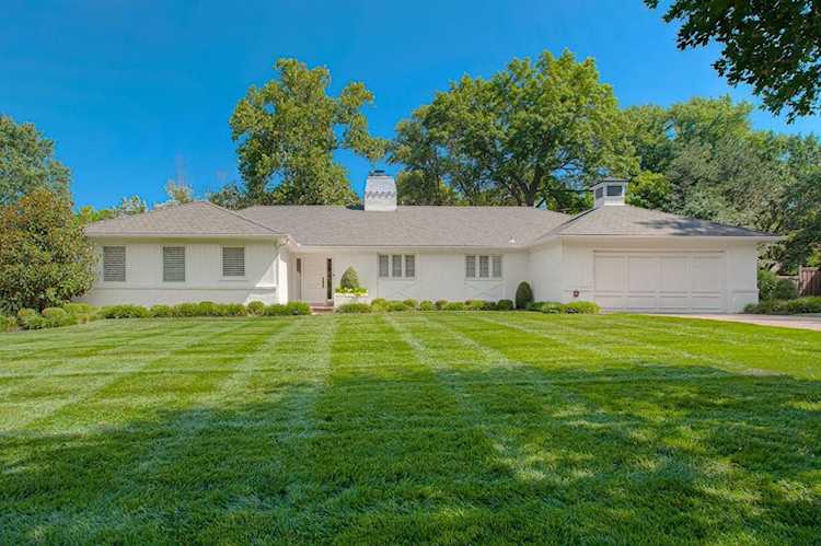$1,175,000 - 2722 W 67th Terrace Mission Hills, KS 66208 - MLS ID 2447751 Photo 1