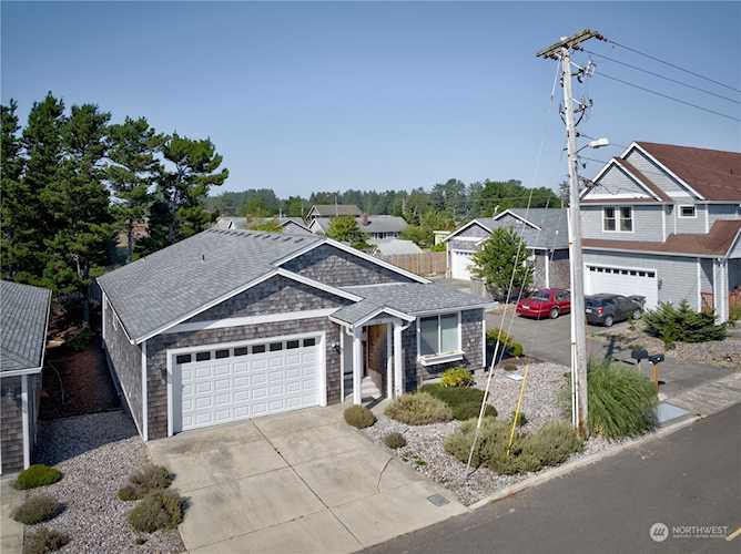 206 Pioneer Rd W Long Beach, WA 98631