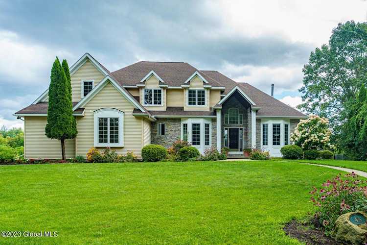 43 Vandenburg Ln Latham, NY 12110