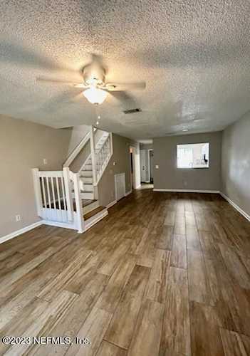 8300 Plaza Gate LN Jacksonville, FL 32217