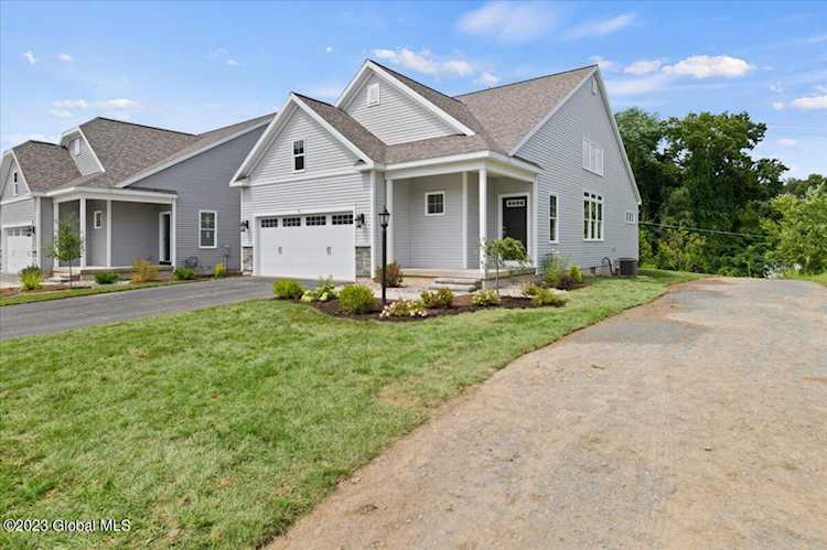 5 Bradley Circle Halfmoon, NY 12065