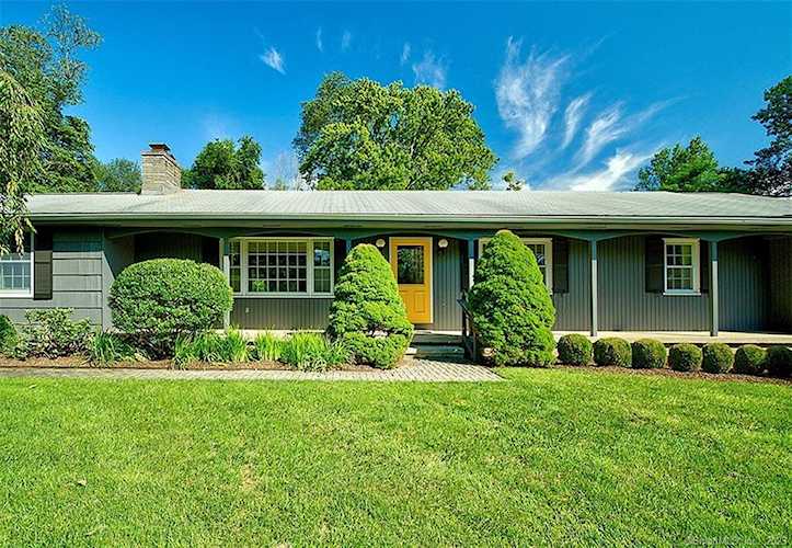 15 Wedgewood Dr Woodbridge, CT 06525
