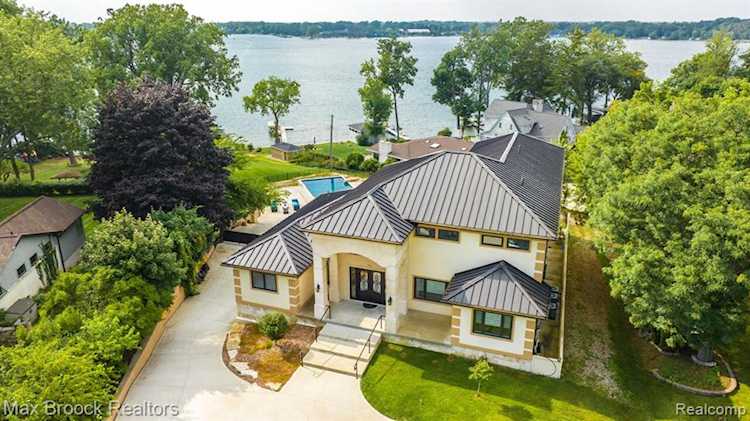 2362 N Pine Center St West Bloomfield Twp, MI 48323